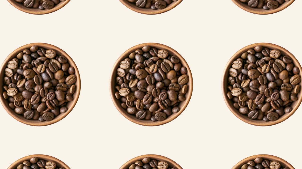 Motivo geometrico con chicchi di caffè tostati in ciotole marroni su sfondo beige. Sfondo animato senza soluzione di continuità a tema alimentare.