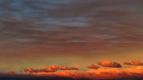 impresionantes nubes de mamut turbulentas vistas al atardecer