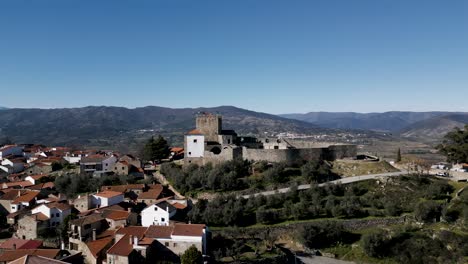 Castillo-De-Belmonte-En-Medio-De-Un-Pintoresco-Paisaje-De-Pueblo,-Portugal---Aéreo