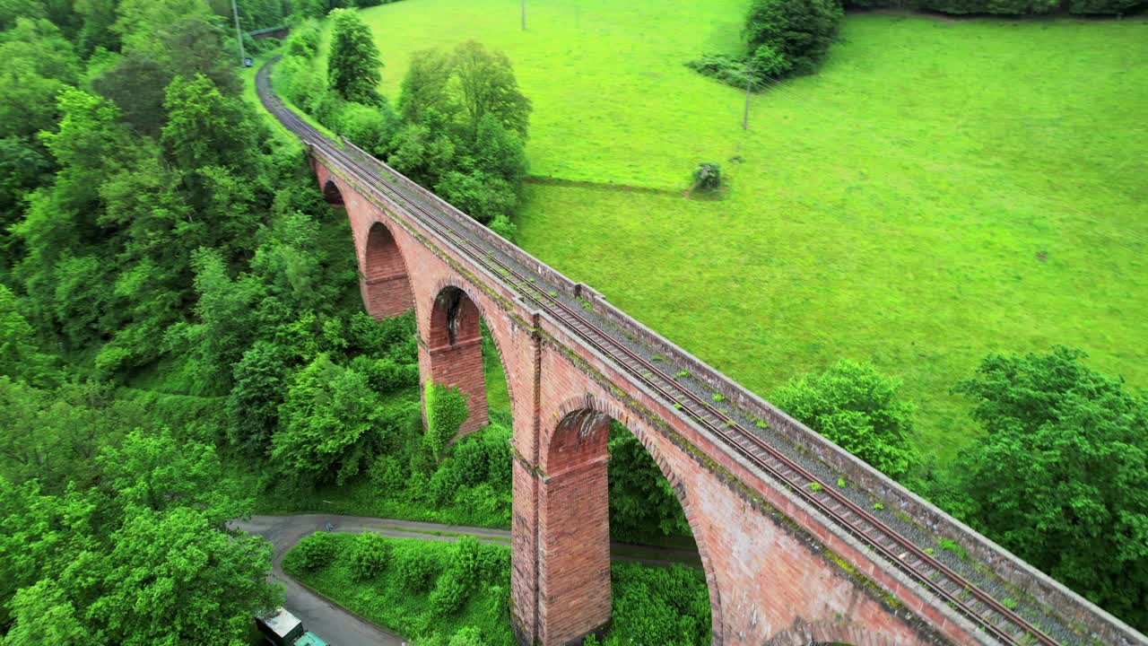 독일에서 1880년에 건설된 himbachel viaduct (himbachel viaduct) 의 공중 다리 파노라마.