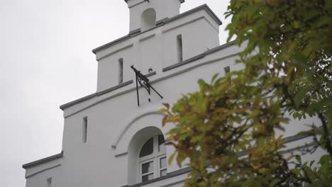 La-Casa-Blanca-Histórica-Con-Cargas-Viejas-Se-Puede-Ver-Detrás-De-Un-Arbusto-O-árbol-Cuando-Hace-Buen-Tiempo