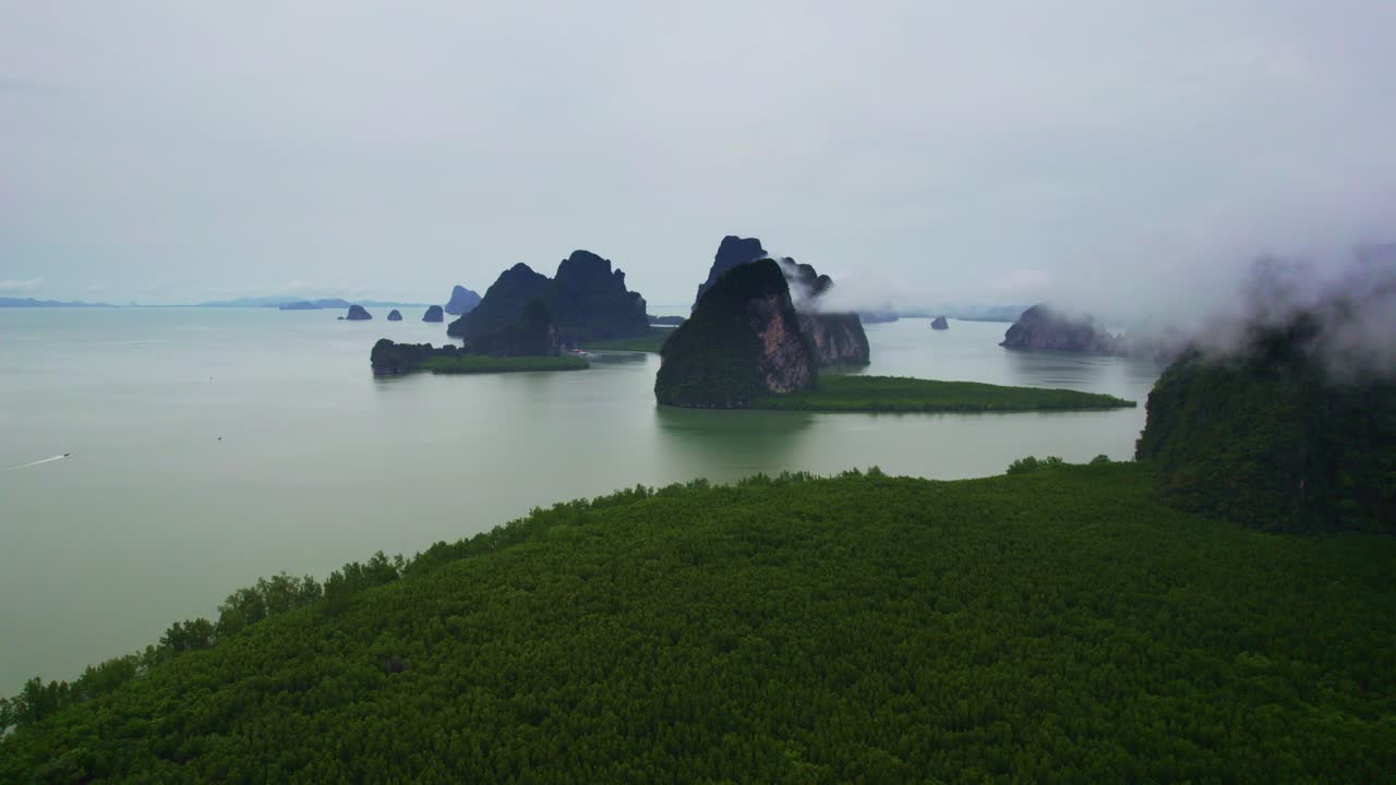 manglares de la bahía de phang nga con panorámicas vistas aéreas con vistas a las islas de piedra caliza cubiertas de nubes bajas