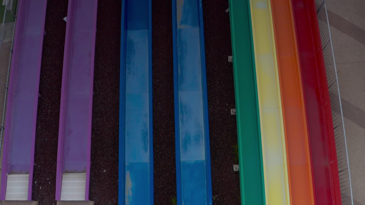 coloridos toboganes de agua en un parque acuático