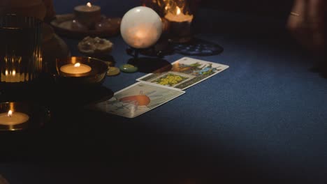 Nahaufnahme-Einer-Frau,-Die-Karten-Für-Die-Tarot-Lesung-Auf-Tisch-Bei-Kerzenschein-Auslegt-2