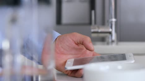 Close-up-of-businessman-hands-using-a-digital-tablet