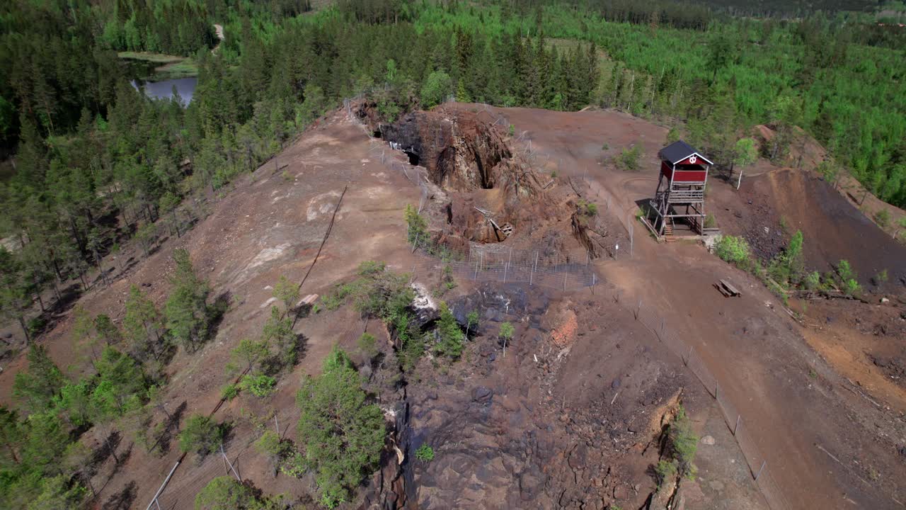 Oude mijn in Bergslagen, opkomende onthulling, Stollbergs Gruva, Zweden, luchtfoto