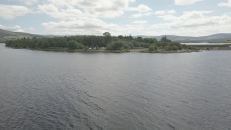 Top-View-Of-Tourists-Enjoying-At-The-Lakeshore-Of-Blessington-Lake-In-County-Wicklow,-Ireland