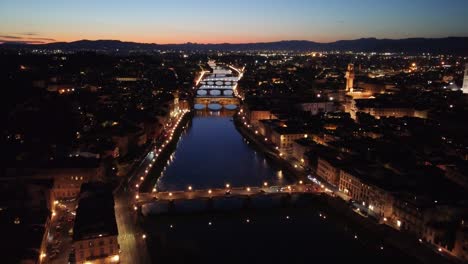 Florencia,-Italia,-Ponte-Vecchio,-Vistas-Al-Río-Y-A-La-Ciudad-Por-La-Noche