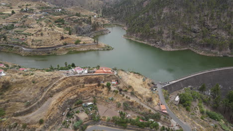 Presa-De-Los-Perez-Y-Lugarejos:-Vista-Aérea-Viajando-A-La-Fantástica-Presa-Ubicada-En-Artenara,-Isla-De-Gran-Canaria-En-Un-Día-Soleado