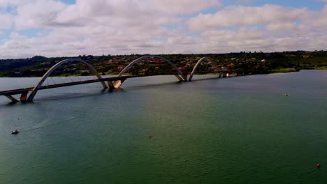 foto aérea del puente de juscelino kubitschek a través del lago paranoá