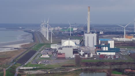 complejo industrial con parque eólico y vista a la costa