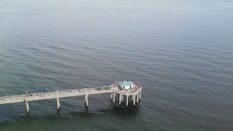 Aerial-View-Of-The-Tourist-At-The-Jetty-Of-Okaloosa-Island-Fishing-Pier-In-Florida,-USA