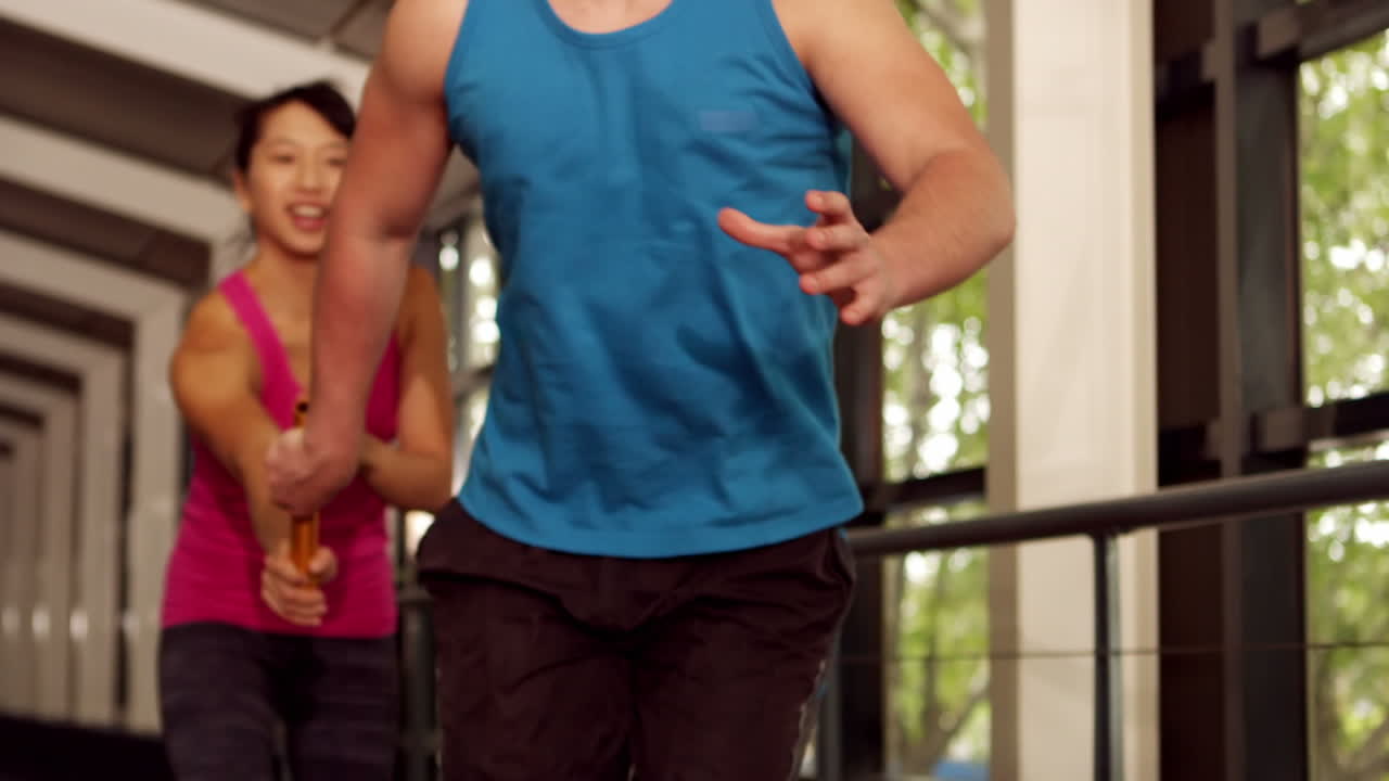 적당한 여성이 파트너에게 지이를 주고 있습니다.