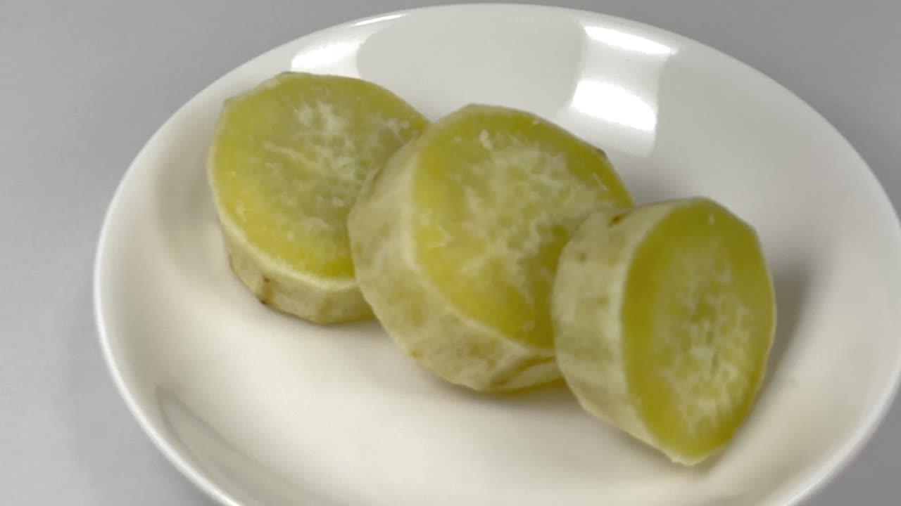 둥근 조각으로 잘라진 달한 감자