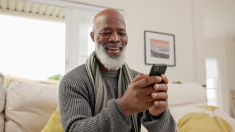 Phone,-senior-man-and-laugh-in-home-while-reading