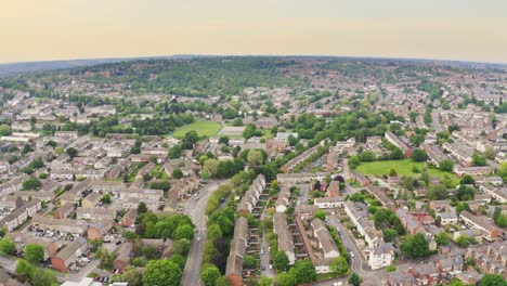 Paisaje-Aéreo-De-Una-Típica-Ciudad-Residencial-Británica-En-El-Campo