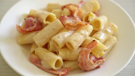 homemade-spaghetti-rigatoni-pasta-with-white-sauce-and-bacon---Italian-food-style