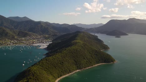 hermosa retiro aéreo sobre el hocico, queen charlotte sound, vista del pintoresco pequeño asentamiento de waikawa cerca de picton, nueva zelanda