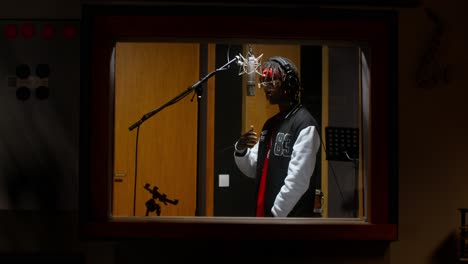 artista que graba música en un estudio
