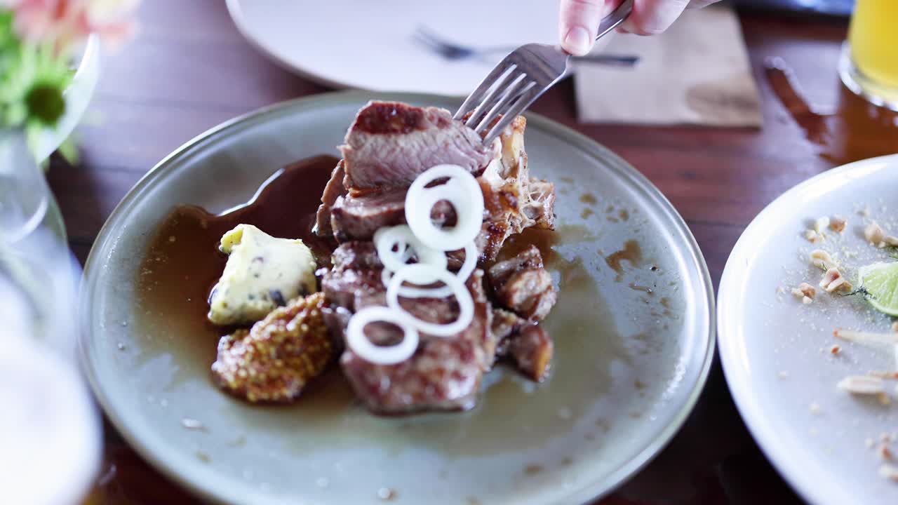 장식물 을 넣은 스테이크 를 잘라 먹는 사람