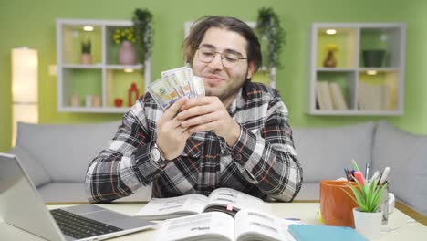 un joven divertido y gracioso besa y ama su dinero.
