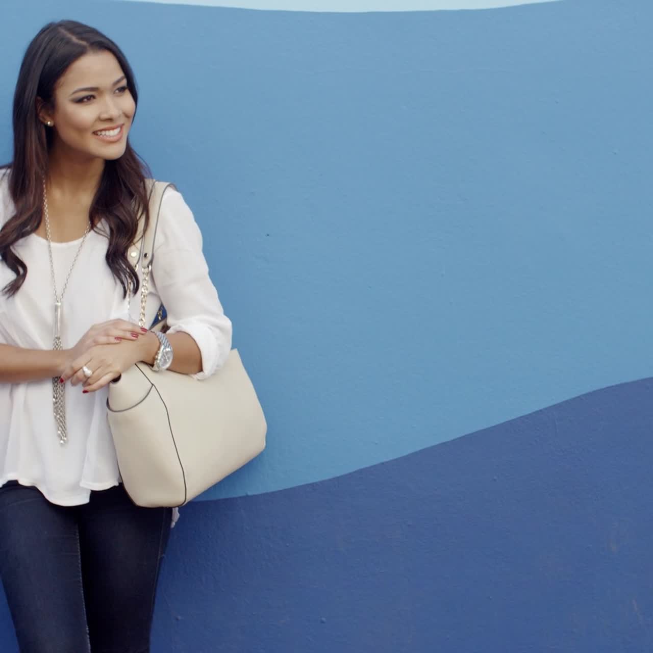 chica cool con estilo contra una pared azul