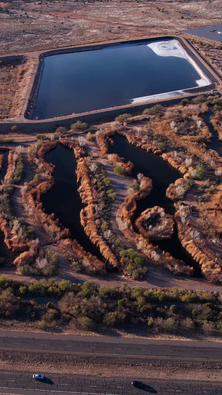 vista aérea vertical de la reserva de humedales de sedona, instalación de tratamiento de aguas residuales por la autopista estatal 89a de arizona