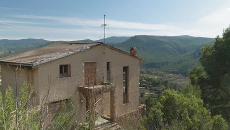 Una-Antigua-Casa-Española-Abandonada-Sentada-En-La-Cima-De-Una-Montaña-En-El-Pueblo-De-Chulilla-Con-Colinas-Al-Fondo