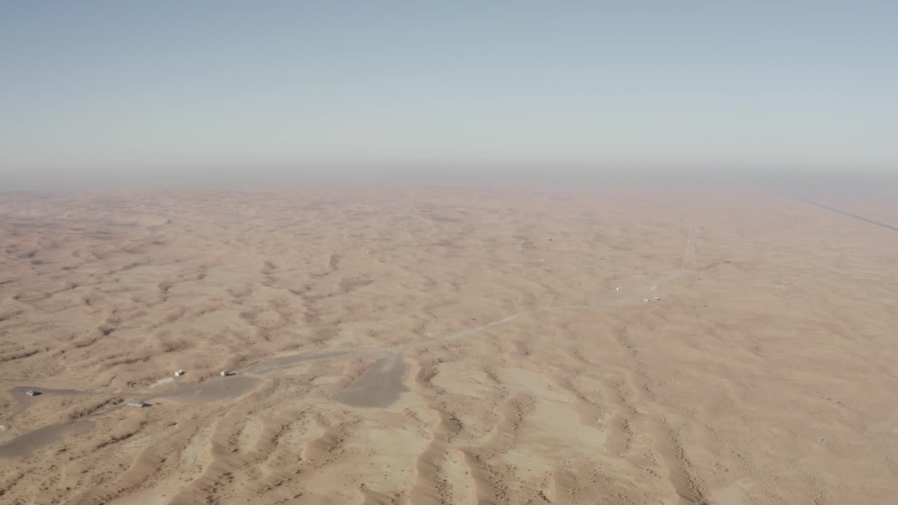 사막의 평온함을 경험하세요. 화석 암석의 공중 전망, 샤르자