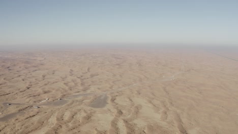 experiencia de la serenidad del desierto: vista aérea de la roca fósil, sharjah