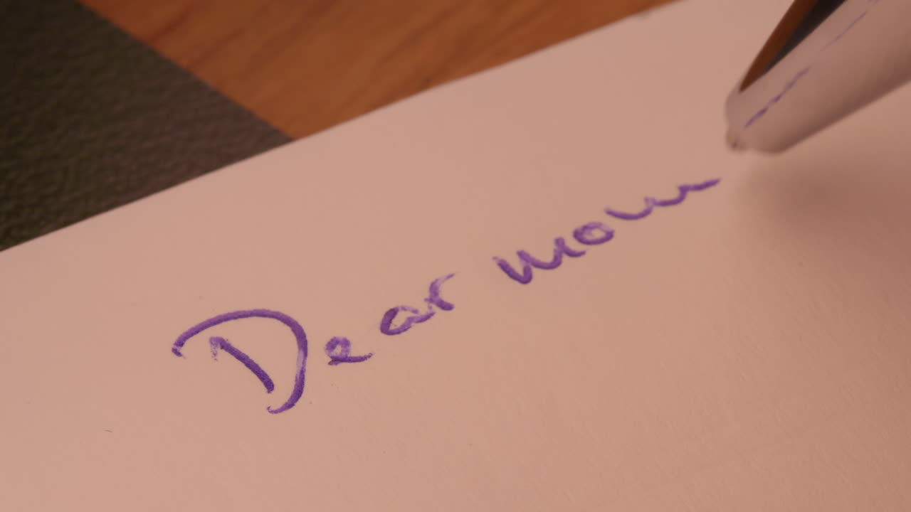 메모장에서 친애하는 엄마와 함께 인쇄된 편지를 시작하는 사람의 매크로 클립