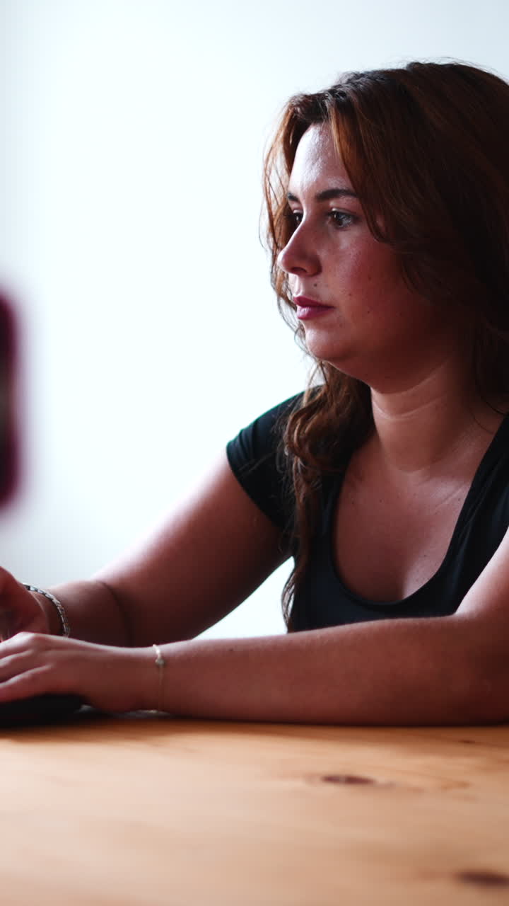 Donna che lavora al computer