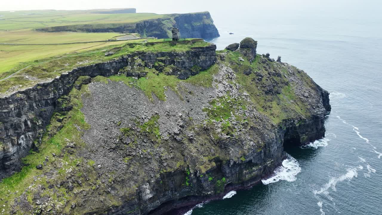 drones acantilados estáticos de moher salvaje camino atlántico en un día de invierno acantilados marinos cuevas y olas estrelladas irlanda salvaje