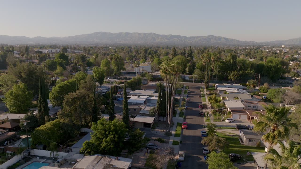 로스앤젤레스 캘리포니아 교외 시내 근처, 뒤에 산의 전망, 공중 돌리