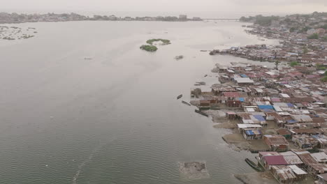 Imágenes-Aéreas-De-Barrios-Y-Casas-Que-Desembocan-En-El-Agua-De-La-Bahía-En-Freetown,-Sierra-Leona