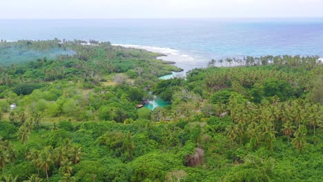 Gute-Luftaufnahme-Von-Einem-Abgelegenen-Schwimmloch-Und-Einem-Kleinen-Hotel-Auf-Der-Pazifikinsel-Vanuatu-Melanesien