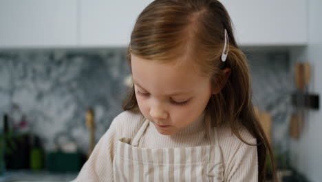 Konzentriertes-Kind,-Das-Schneebesen-In-Der-Küche-Hält,-Nahaufnahme.-Kleines-Mädchen-Bereitet-Allein-Teig-Zu