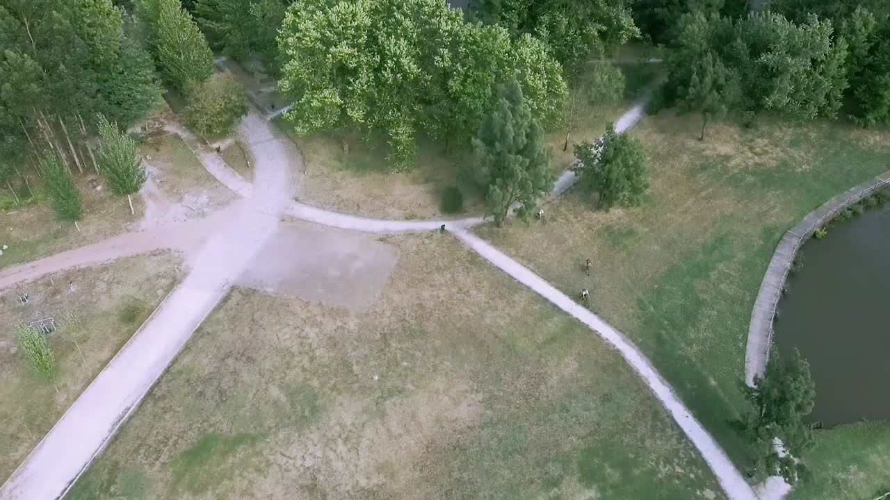 Vista aerea di una riva fluviale a Macieira de Alcoba, Águeda, Portogallo-1.