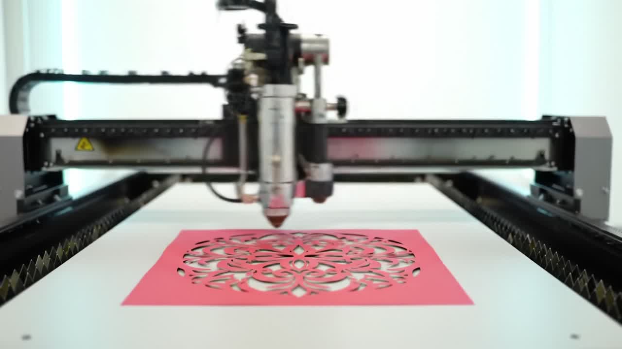 Tecnologia Inovadora de Corte a Laser em Ação: Capturando uma Máquina de Precisão Criando Desenhos Intrincados em Material Vibrante para Aplicações Criativas