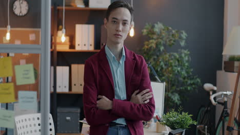 retrato del hombre en la oficina