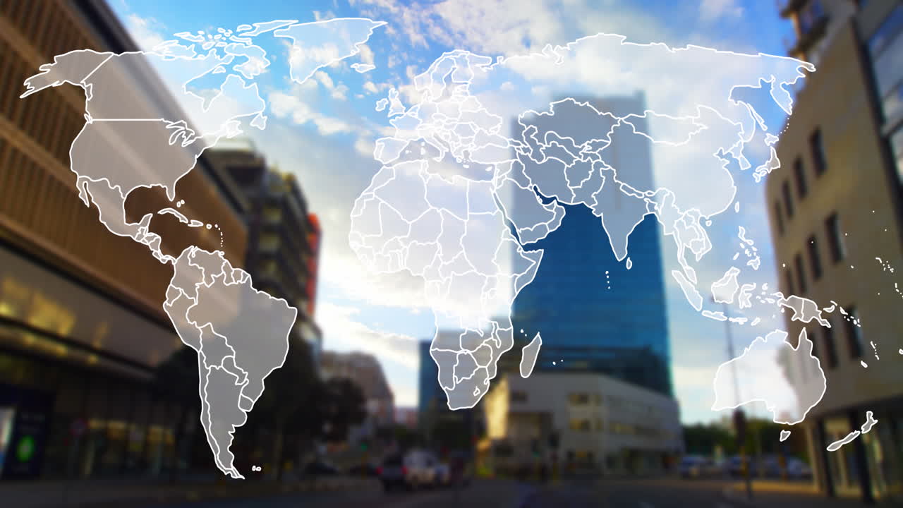 animación del mapa en el lapso de tiempo de vehículos en movimiento en la calle contra edificios y cielo nublado