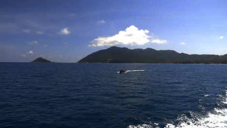 mirando pequeños botes en el mar en tailandia
