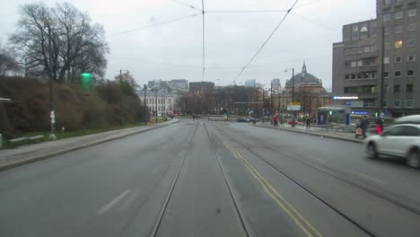 Blick-Von-Der-Rückseite-Der-Straßenbahn