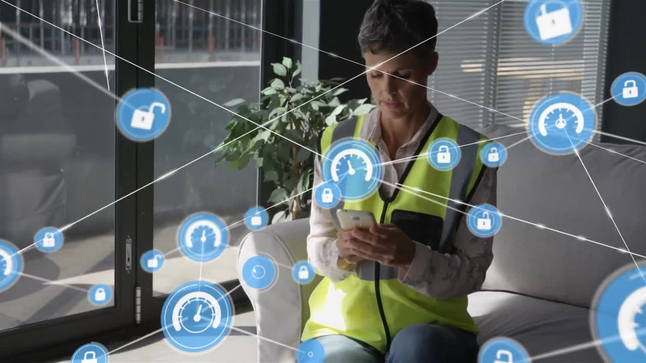 animación de la red de conexiones a través de una ingeniera caucásica que usa un teléfono inteligente