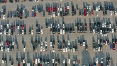 la inclinación aérea revela un estacionamiento lleno de autos nuevos en una subasta de autos en manheim, pensilvania, ee.uu.