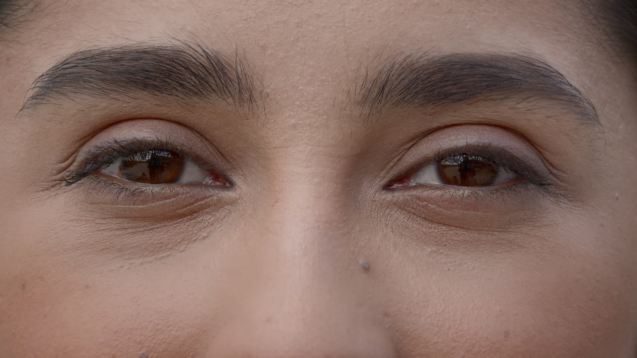 mujer con una máscara facial