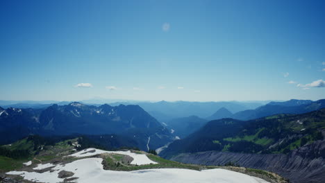 eine atemberaubende, helle, sonnige aussicht auf die berge