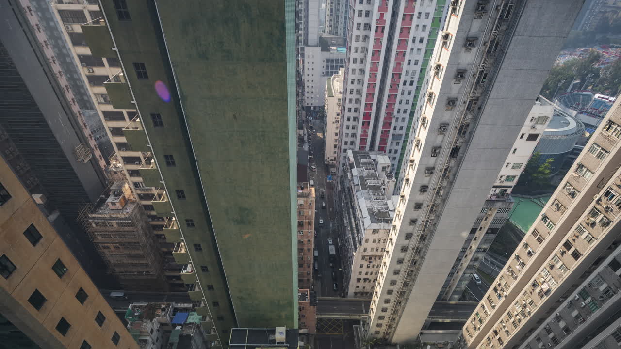Vista de Ángulo Extremadamente Alto Mirando Hacia Abajo una Calle Densa de la Ciudad