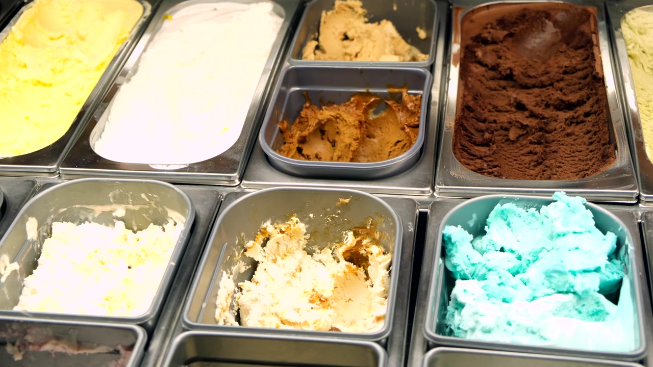 Deliziosa varietà di gusti di gelato in esposizione