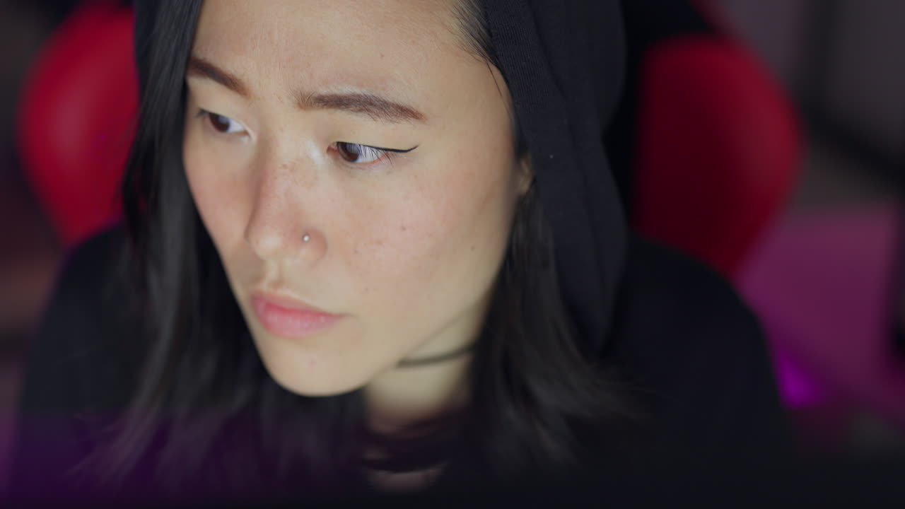 게이머 소녀, 방에서 온라인 비디오 게임 초점 사용 5g